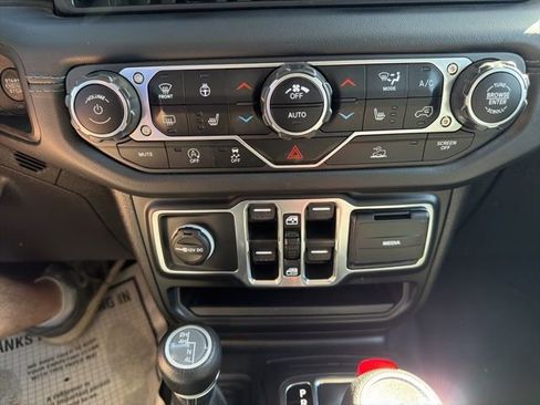 Used 2024 Jeep Wrangler Sahara image 27