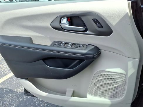 Used 2023 Chrysler Pacifica Touring-L image 24