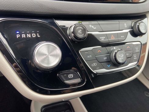 Used 2017 Chrysler Pacifica Touring-L image 14