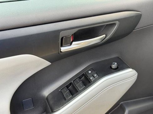 Used 2025 Toyota Highlander XLE AWD/4WD image 18