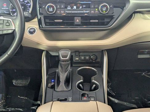 Used 2021 Toyota Highlander XLE FWD image 45
