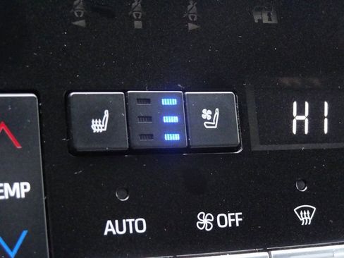 Used 2019 Toyota Avalon Limited image 39