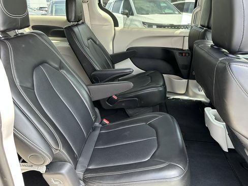 Used 2024 Chrysler Pacifica Touring-L FWD image 19