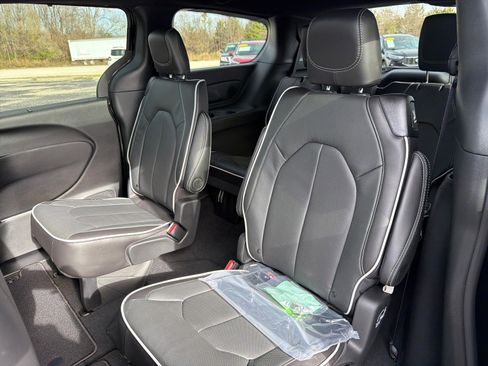 New 2026 Chrysler Pacifica Limited image 12