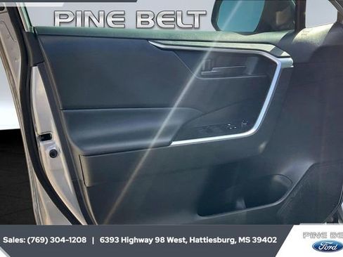 Used 2022 Toyota RAV4 LE image 17