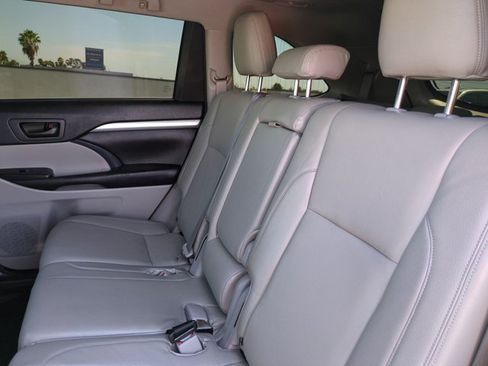 Used 2018 Toyota Highlander Plus FWD image 17