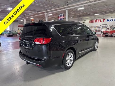 Used 2017 Chrysler Pacifica Touring-L w/ Tire & Wheel Group FWD image 5