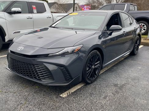 Used 2025 Toyota Camry SE image 2
