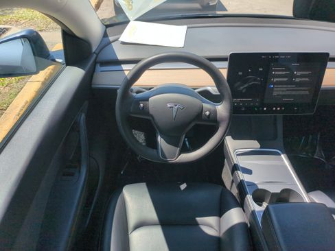 Used 2021 Tesla Model Y Long Range image 16