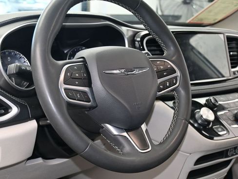 Used 2023 Chrysler Pacifica Touring-L image 14