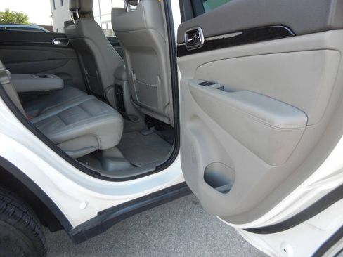Used 2011 Jeep Grand Cherokee Laredo AWD/4WD image 33
