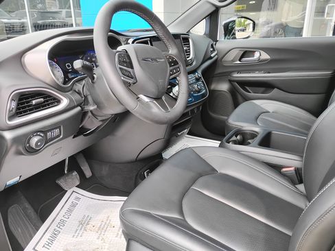 Used 2026 Chrysler Pacifica Select FWD image 11