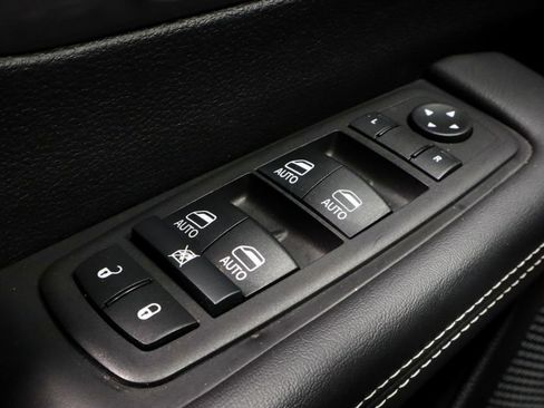 Used 2025 Chrysler Pacifica Select FWD image 26