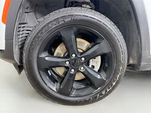 Used 2023 Jeep Grand Cherokee L Laredo image 32