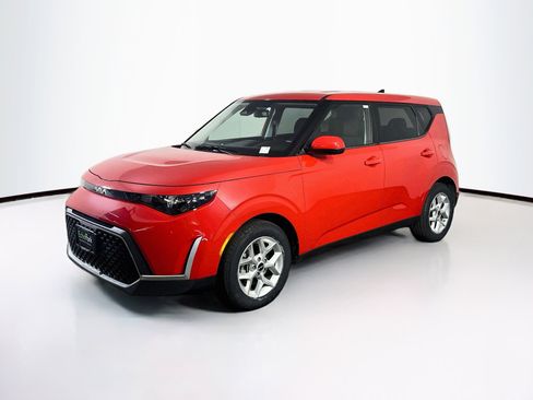 Used 2025 Kia Soul LX w/ LX Technology Package FWD image 3
