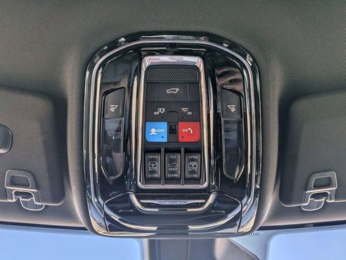 Used 2022 Jeep Grand Cherokee Overland w/ Advanced Protech Group III image 25