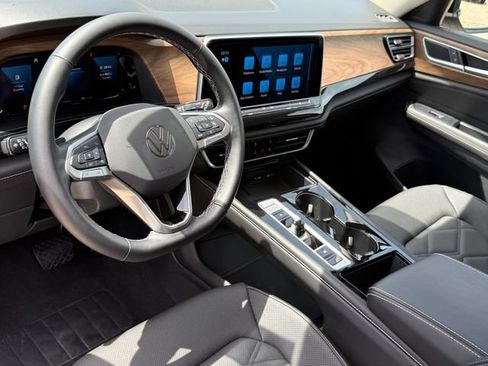 Used 2025 Volkswagen Atlas SE FWD image 11