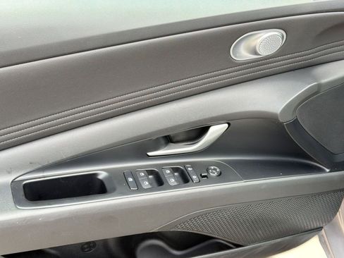 Used 2025 Hyundai Elantra SEL FWD image 13