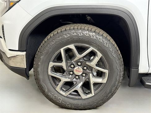 New 2026 GMC Sierra 1500 SLT image 19