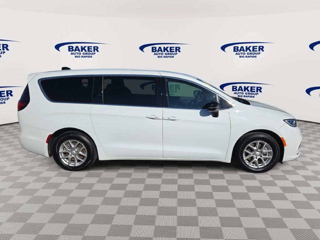 Used 2026 Chrysler Pacifica Select FWD image 2