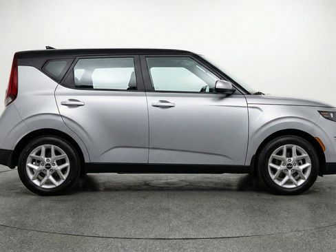 Used 2025 Kia Soul LX w/ LX Technology Package FWD image 11