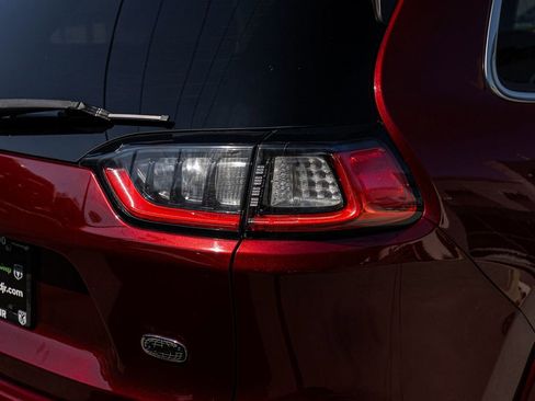 Used 2019 Jeep Cherokee Overland w/ Technology Group AWD/4WD image 39