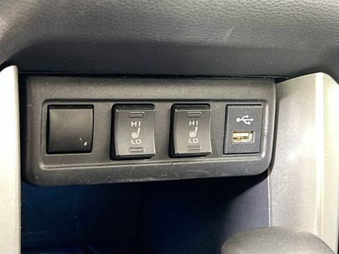 Used 2022 Toyota Corolla Cross XLE w/ Convenience Package image 19