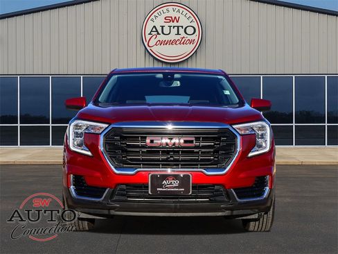 Used 2024 GMC Terrain SLE image 2