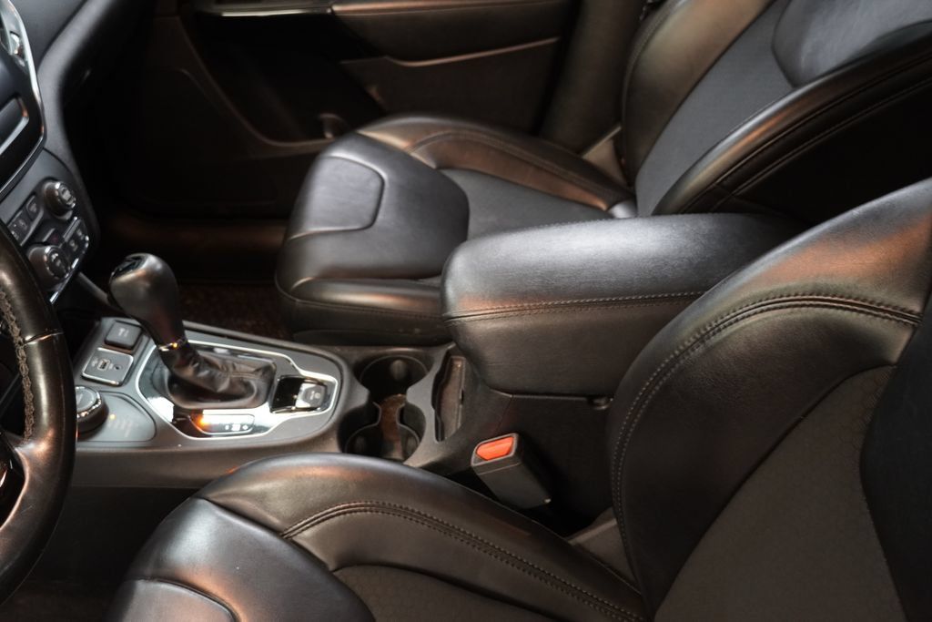 Used 2019 Jeep Cherokee Latitude Plus AWD/4WD image 7