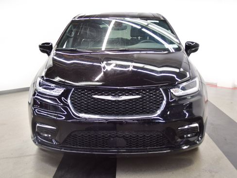 Used 2025 Chrysler Pacifica Select FWD image 3