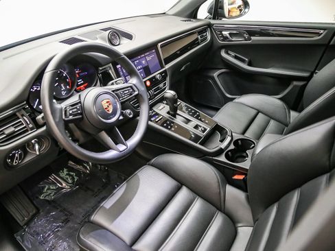 Certified 2026 Porsche Macan AWD/4WD image 4