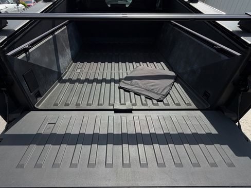 Used 2025 Tesla Cybertruck AWD Crew Cab image 60