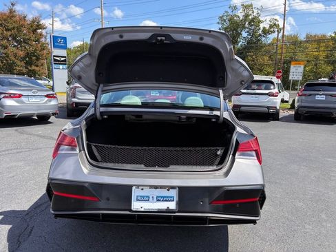 Used 2024 Hyundai Elantra Limited FWD image 11