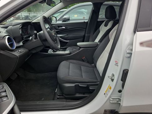Used 2025 Chevrolet Trax LS FWD image 5