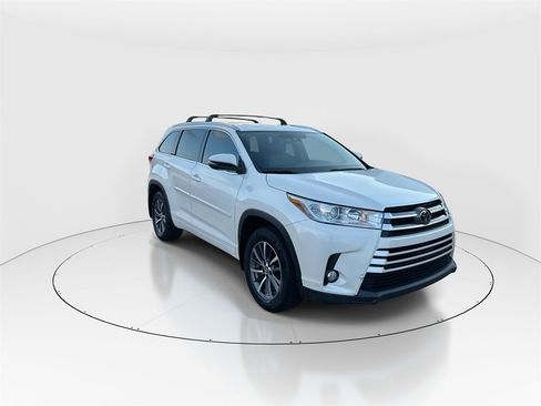 Used 2017 Toyota Highlander XLE image 2