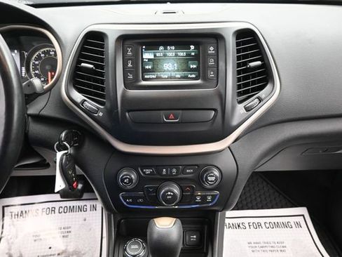 Used 2018 Jeep Cherokee Latitude w/ Cold Weather Group AWD/4WD image 17