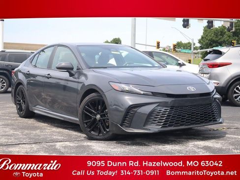 Used 2025 Toyota Camry SE FWD image 1