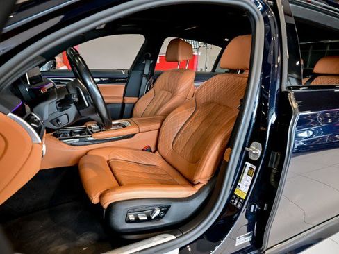 Used 2022 BMW 750i xDrive w/ Luxury Rear Seating Package AWD/4WD image 14