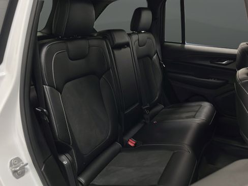Used 2025 Jeep Grand Cherokee Altitude AWD/4WD image 25