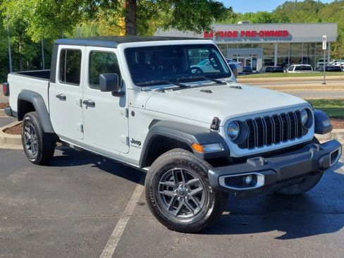 Used 2025 Jeep Gladiator Sport AWD/4WD image 2