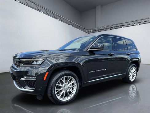 Used 2023 Jeep Grand Cherokee Summit AWD/4WD image 11