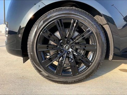 Used 2025 Land Rover Range Rover Long Wheelbase Autobiography image 9