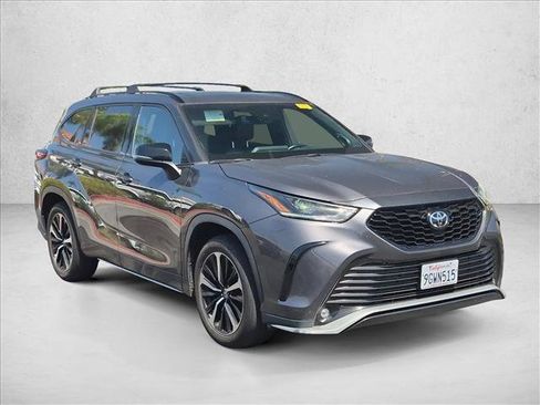 Used 2021 Toyota Highlander XSE FWD image 3