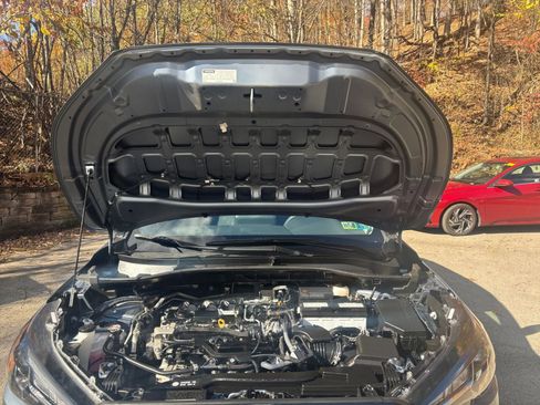 Used 2025 Toyota Corolla Cross LE image 31