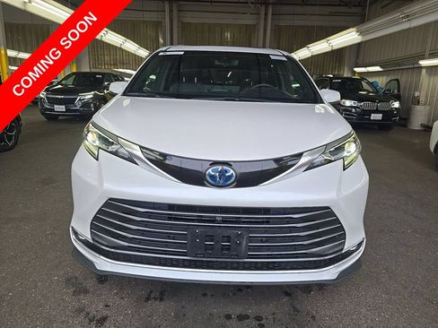 Used 2025 Toyota Sienna Platinum AWD/4WD image 17