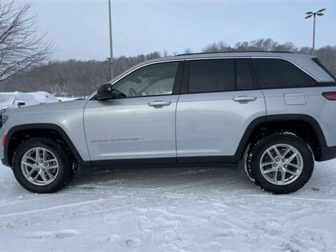 Used 2023 Jeep Grand Cherokee Laredo image 5