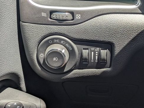 Used 2019 Jeep Cherokee Trailhawk AWD/4WD image 25