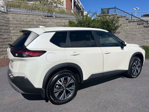 Used 2022 Nissan Rogue SV image 3