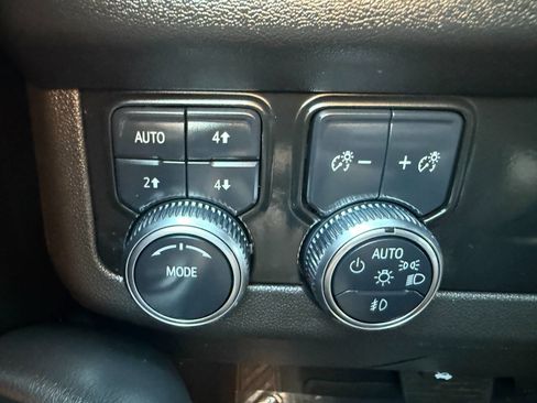 Used 2021 GMC Yukon XL AT4 w/ Technology Package image 31