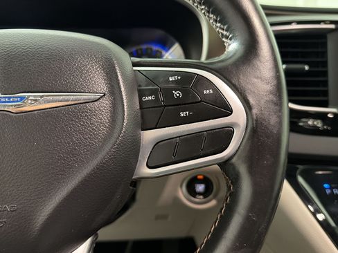 Used 2019 Chrysler Pacifica Touring-L FWD image 21